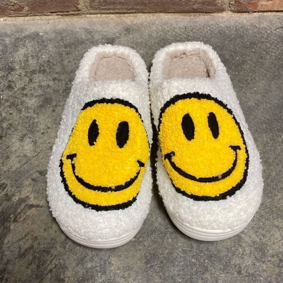 Smiling Face White & Yellow House Slippers Size 6 - Picture 2 of 7